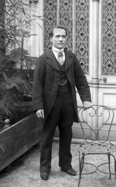 Portret van een man, poserend in de Abdij van Septfontaines, nabij Bourmont in Haute Marne. Fotografie eind 19e eeuw. Ducos Collectie door French Photographer