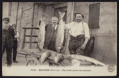 Ansichtkaart met een goede zalmvangst in Brioude, Haute-Loire, ca.1900 door French Photographer