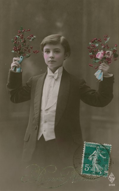Jongen in witte stropdas en rokkostuum met bloemen en bessen door French Photographer