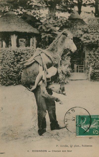 Robinson, Chacun don tour. Jonge man die ezel draagt door French Photographer