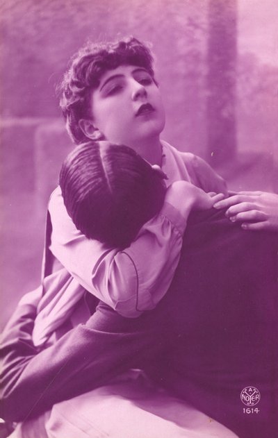 Roze afbeelding van omhelzend paar door French Photographer