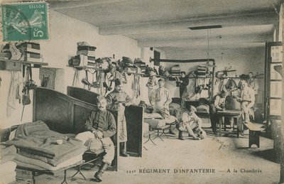 Soldaten van het Franse 121e Infanterieregiment in hun kazerne door French Photographer