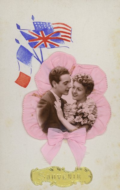 Souvenirkaart, met Franse, Engelse en Amerikaanse vlaggen door French Photographer
