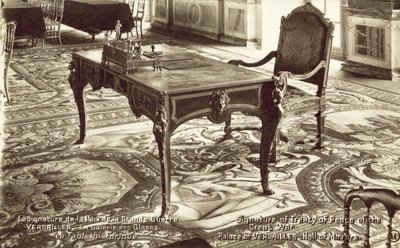 Tafel in de Spiegelzaal van het Paleis van Versailles waarop het Verdrag van Versailles werd ondertekend door French Photographer