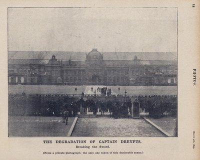 De degradatie van Kapitein Dreyfus, het breken van het zwaard, van een privéfoto, de enige genomen van deze betreurenswaardige scène door French Photographer