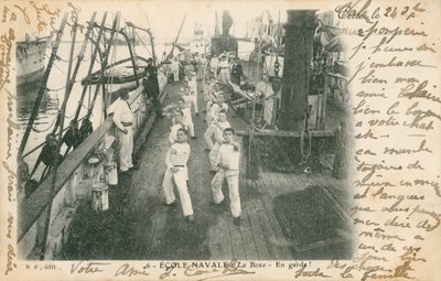 Leerling-matrozen op een Franse marineschool krijgen een boksles aan dek. Ansichtkaart verzonden in 1913 door French Photographer