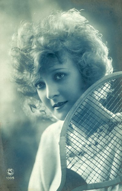 Vrouw met een tennisracket door French Photographer