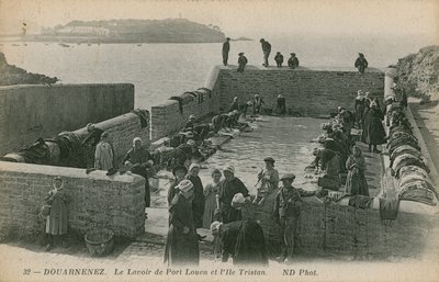 Vrouwen wassen wasgoed in de haven van Louen door French Photographer