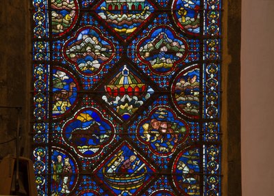 Kathedraal van Chartres, glas-in-lood: leven van Noach, detail van de ark van Noach op de golven door French School