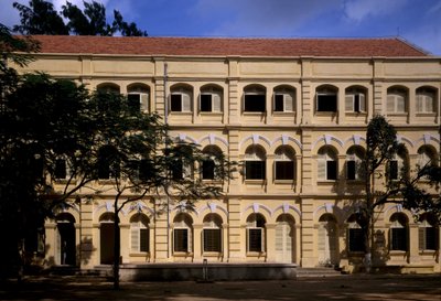 Koloniale architectuur in Vietnam: Detail van de Puginier School, christelijke school opgericht door Monseigneur Puginier, gebouwd in 1898, militaire stijl architectuur door French School