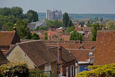 Afbeelding van een uitzicht op de kathedraal van Beauvais van veraf door French School