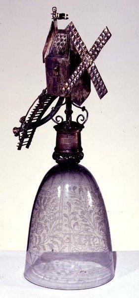 Drinkglas met metalen voet in de vorm van een windmolen, gegraveerd met diamantpunt door French School