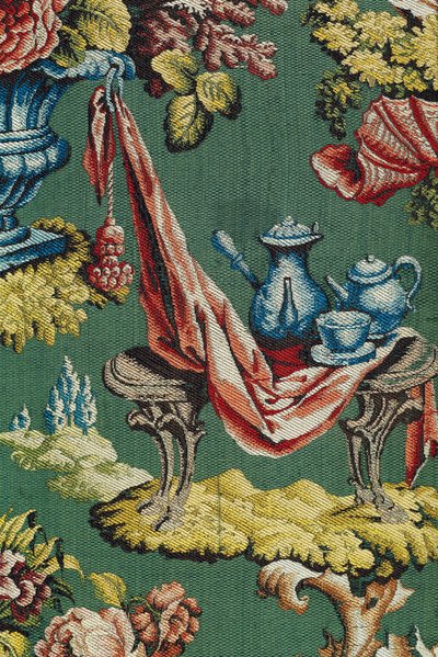 Stof met een chocoladekan en een theepot, Lyonse Werkplaats, ca. 1730 (zijde) door French School