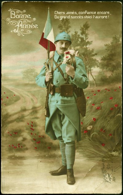 Wenskaart voor het jaar 1916. Een soldaat die de Franse vlag draagt met een geweer en de geur van een boeket bloemen opsnuift in een landschap op het platteland. Kleuren ansichtkaart voor de wensen van het jaar 1916. door French School