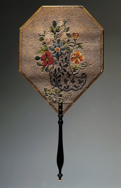 Handwaaier, satijnen kaart met kralen geborduurd bloemmotief, houten handvat, lengte 41,9 cm door French School