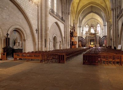 Interieur van de Kathedraal van Angers (Maine et Loire) gebouwd tussen de 12e en 15e eeuw, vertegenwoordigt de perfecte mix tussen Romaanse en Gotische stijl door French School