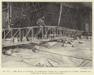 Morin en de Bradsky, de ongelukkige slachtoffers van de ramp van 13 oktober, onderzoeken hun gondel in de hangar voor de fatale vlucht (gravure) door French School