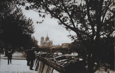 Ansichtkaart die Bouquinistes langs de Quai de la Tournelle, Parijs afbeeldt, c.1930-40 door French School
