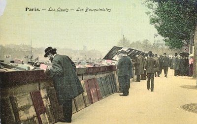 Ansichtkaart die Bouquinistes langs de linkeroever van de Seine, Parijs, voor 1914 afbeeldt door French School