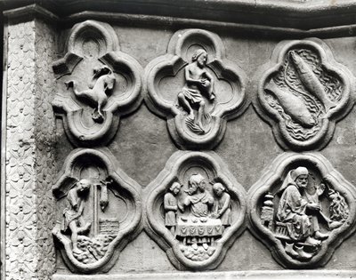 Vierpassen met de Tekens van de Dierenriem en de Arbeid van het Jaar, van de Kathedraal van Notre-Dame in Amiens (gipsafgietsel van steen) door French School