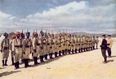 Senegalese infanterie op het strand van Frejus (naar een gekleurde foto), 1915 door French School