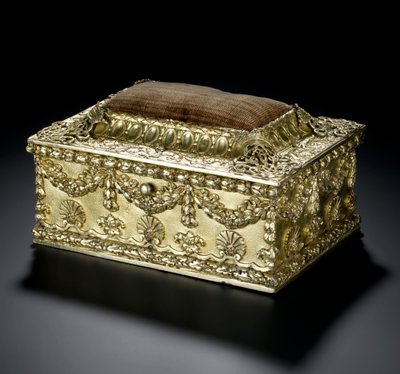 Zilververgulde rechthoekige kist met scharnierend deksel met speldenkussen, uit de Lennoxlove toiletservice, eigendom van Frances Teresa Stewart, hertogin van Richmond en Lennox: Frans, Parijs, 1664 - 1665 of 1668 - 1669 door French School