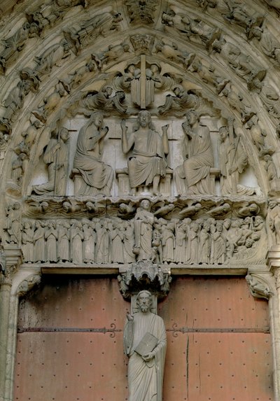 Zuidportaal timpaan met Christus op de troon met een Beau Christ-figuur op de trumeau eronder, 12e eeuw door French School