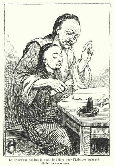 Leraar begeleidt de hand van een leerling die Chinese karakters leert schrijven door French School