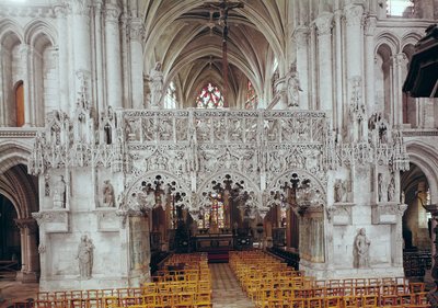 Het schip en interieur van de Eglise Sainte-Madeleine, met het scherm versierd in flamboyante gotische stijl door Jean Gailde tussen 1508-17 door French School