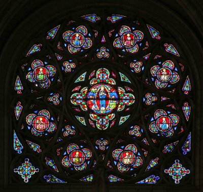 Het zuidelijke roosvenster met de tenhemelopneming van de Maagd Maria (glas modern; steenwerk 15e en 20e eeuw) door French School