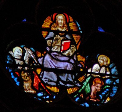 Het westelijke roosvenster met een scène uit het Boek van Openbaring: Christus met de vier Heilige Dieren - symbolen van de Evangelisten door French School