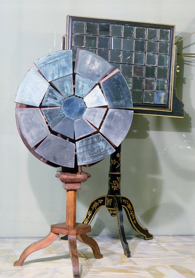 Variabele focusspiegel ontworpen door Jacques Alexandre Cesar Charles (1746-1823) en gebruikt door Georges Louis Leclerc (1707-88) Comte de Buffon in zijn experimenten met het smelten van lood door French School