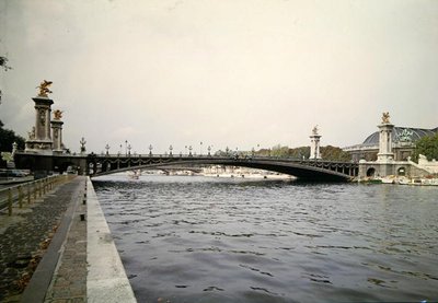 Uitzicht op de Pont Alexandre III, gebouwd door de ingenieurs Louis-Jean Resal (1854-1920) en Amedee Alby (1862-1942) voor de Wereldtentoonstelling van 1900, 1897-1900 door French School