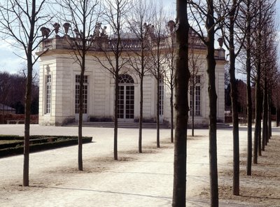 Uitzicht op het Trianon in Versailles in de Yvelines (78) door French School