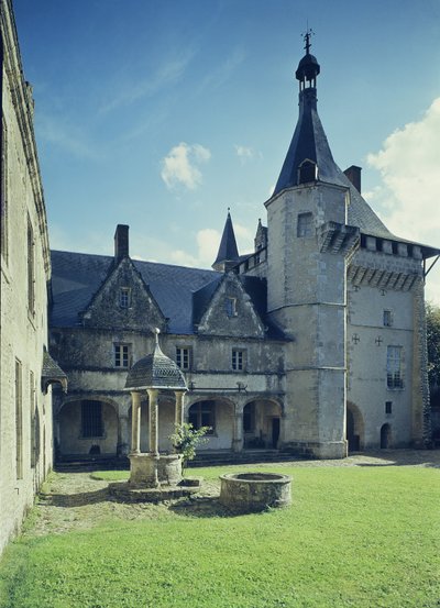 Uitzicht op de binnenplaats met het hoofdgebouw en een put, gebouwd in 1520 door French School
