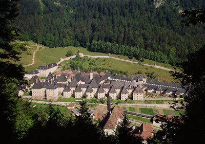 Uitzicht op het kloostercomplex door French School