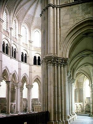 Uitzicht op het transept en een deel van de kooromgang, 1120-50 door French School
