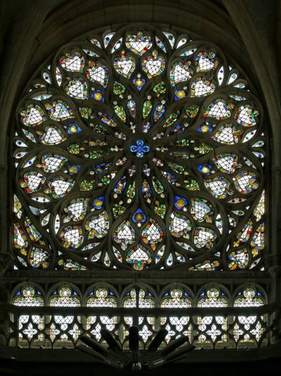 Raam S roos met het zuidelijke roosvenster, gebouwd in het begin van de 16e eeuw, bevat veel van het originele decoratieve glas, hoewel het in 1865 veel werd gerestaureerd door French School
