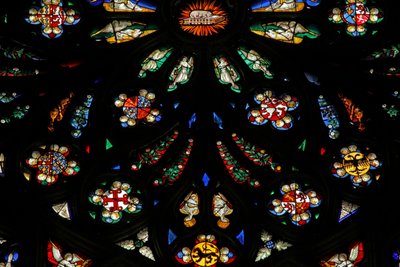 Raam met een detail van het westelijke roosvenster; de wapenschilden omvatten Montmorency-Laval, Bertrand Duguesclin en Oliver de Clisson door French School