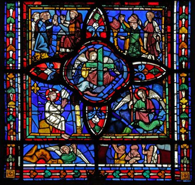 Raam met de eerste sectie van raam w7; in het midden zijn Relieken van de Passie (het Kruis en de Speer); elders zijn ruziënde monniken en ingevoegde panelen van het Laatste Oordeel door French School