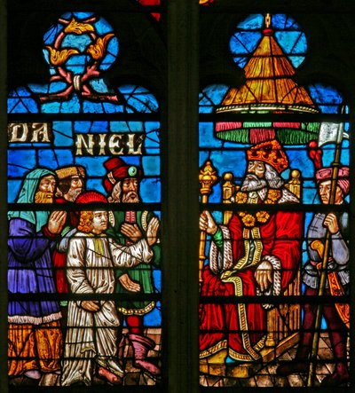 Raam w136 met scènes uit het verhaal van Daniël: voor Nebukadnezar door French School