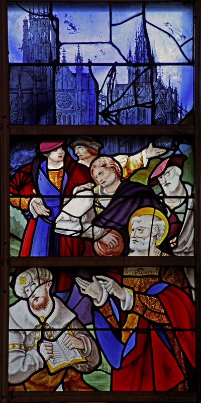 Raam w1 met afbeelding van een scène uit het leven van St. Petrus: Simon Magus en Petrus debatteren; de kathedraal van Rouen en St. Maclou op de achtergrond door French School
