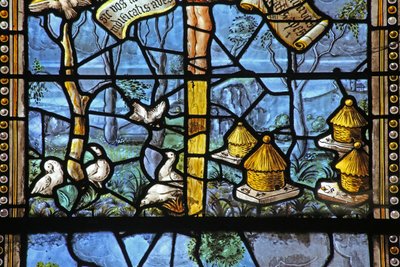 Raam w26 met door Vergilius geïnspireerde landelijke taferelen onder Christus aan het kruis door French School