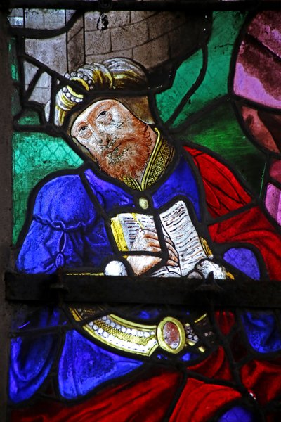 Raam w2 met St. Petrus met Simon Magus die zijn boeken verscheurt door French School