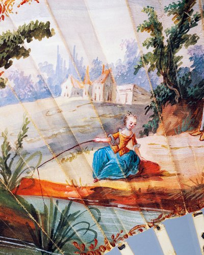 Vrouw die in rivier vist, detail van dubbelbladige handwaaier geschilderd met pastorale scène, ivoor en zilveren ribben, ca 1760, voorkant, Frankrijk door French School