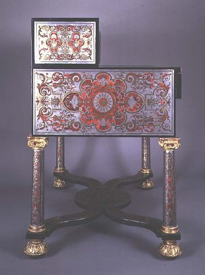 Schrijftafel versierd met Boulle-stijl marqueterie van messing ingelegd met schildpad, met vergulde monturen door French School