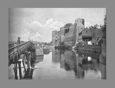 Newark Castle en brug, ca. 1900 door Frith and Co