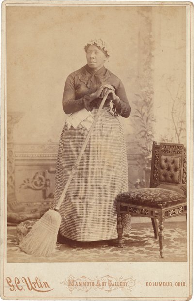 Portret van een vrouw met een bezem,c. 1885 (foto) door G.C. Urlin