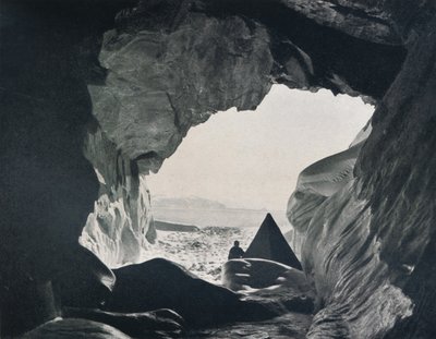 Kamp in de Grot Onder Penelope Point, 1912, 1913 door G. Murray Levick