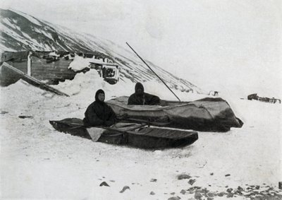 De Twee Kajaks Aan Land, ca. 1911, 1913 door G. Murray Levick